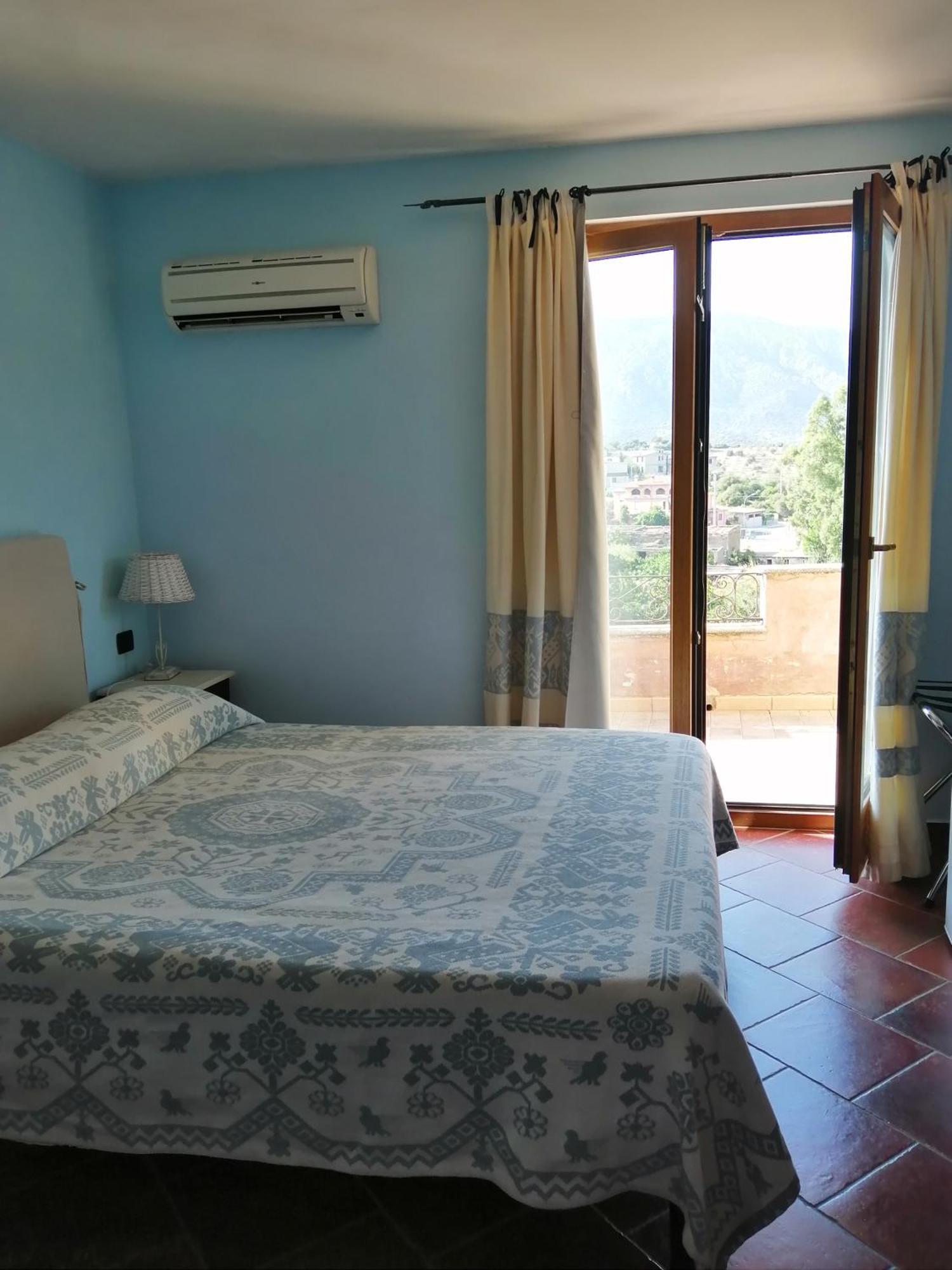Locanda Tipica Sa Corte Oliena Δωμάτιο φωτογραφία